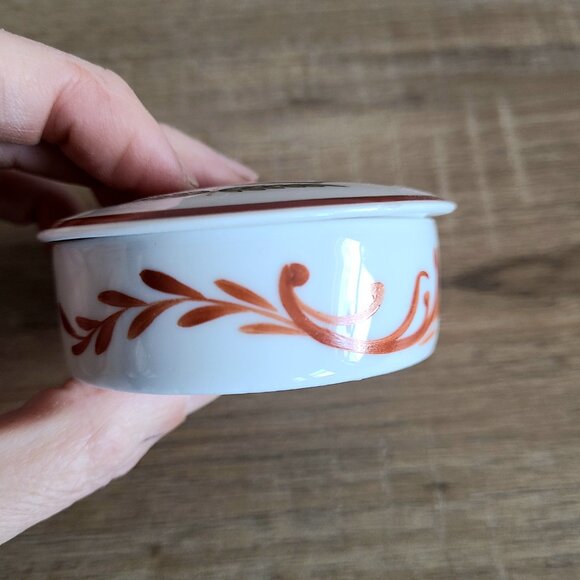 Vintage Limoges France porcelain round jewelry box with floral design. - Picture 3 of 7